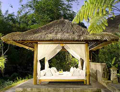 Gazebo en bambou avec toit de chaume et voilage blanc en vente par agent export à Bali en sourcing en Indonésie.