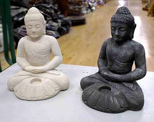 Deux statues en pierre de bouddha en tailleur pour vente par agent export à Bali sourcing indonésie.