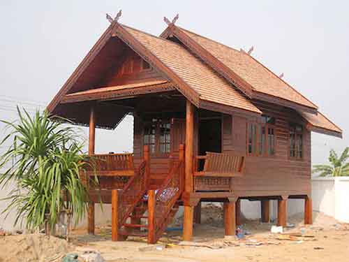 Maison bungalow en bois sur pilotis posé sur une plage indonésienne en vente par agent export à Bali en sourcing en Indonésie.