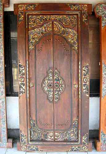 Porte traditionnelle Balinaise sculptée et peinte Porte Balinaise en bois peint en vente par agent export à Bali en sourcing Indonésie.