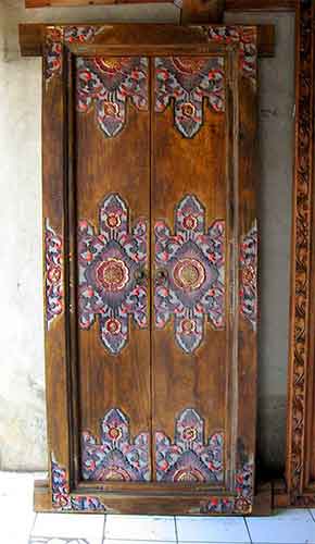 Porte traditionnelle indonésienne en bois exotique peint Porte Balinaise en bois peint en vente par agent export à Bali en sourcing Indonésie.
