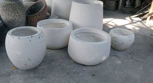 Pots en pierres blanches et mouchetés pour vente par agent sourcing à Bali en export indonésie.