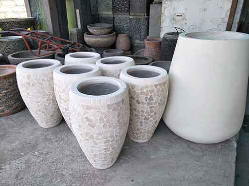Divers pots et amphores moulés de pierres pour vente par agent sourcing à Bali en export indonésie.
