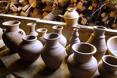 Divers poteries brute en vente à l'export pour grossistes par agent sourcing à Bali en Indonésie. 