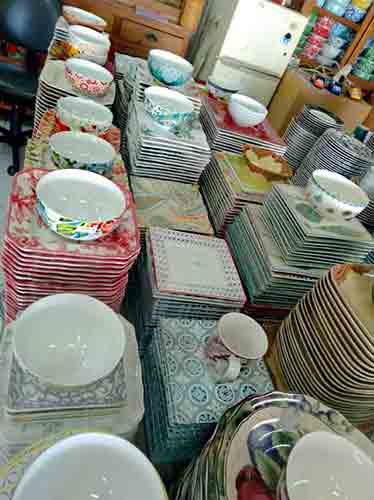 Assiettes carrés et bols en vente à l'export pour grossistes par agent sourcing à Bali en Indonésie. 