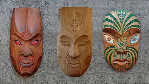 Masques indonésiens en bois sculpté en vente à l'export pour grossistes par agent sourcing à Bali en Indonésie. 