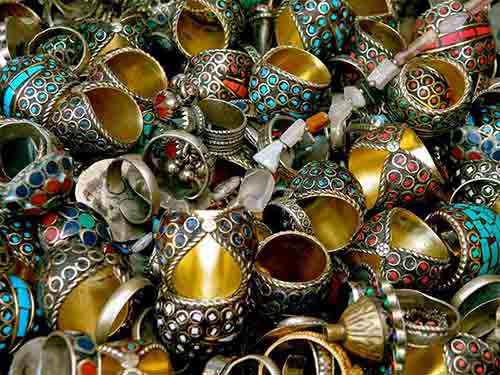 Bagues bijoux en métal et émail en vente à l'export pour grossistes par agent sourcing à Bali en Indonésie.