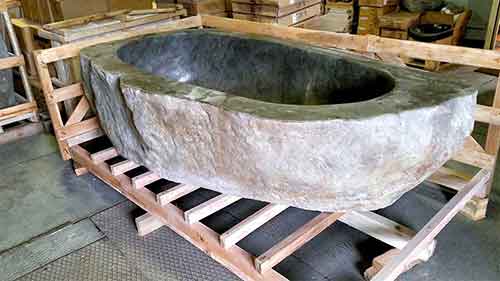 Grande baignoire en pierre taillé pour vente par agent sourcing à Bali en export indonésie.