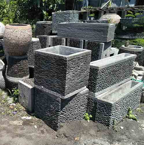 Divers pots carrés, rectangle, amphores en galets pour vente par agent sourcing à Bali en export indonésie.