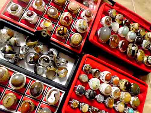 Bijoux bagues avec pierres en vente à l'export pour grossistes par agent sourcing à Bali en Indonésie.