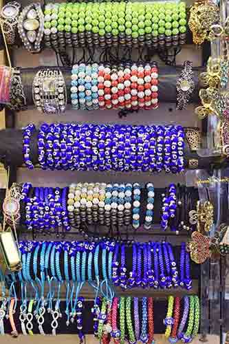 Bracelets perles colorées en vente à l'export pour grossistes par agent sourcing à Bali en Indonésie.
