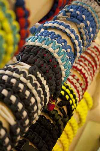 Bracelets coton en vente à l'export pour grossistes par agent sourcing à Bali en Indonésie.