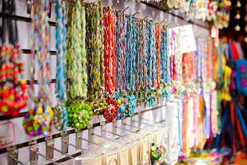 Colliers bijoux fantaisie en vente à l'export pour grossistes par agent sourcing à Bali en Indonésie. 