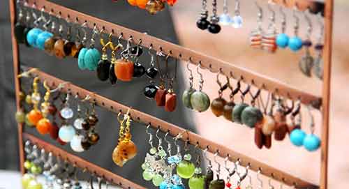 Bijoux boucles d'oreilles en vente à l'export pour grossistes par agent sourcing à Bali en Indonésie.