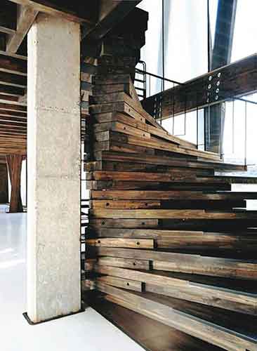 Escalier design en planche de bois exotique en vente par agent export à Bali en sourcing Indonésie.
