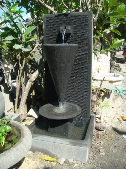 fontaine conique en pierre noire indonésienne pour selamat.asia sourcing bal indonesia