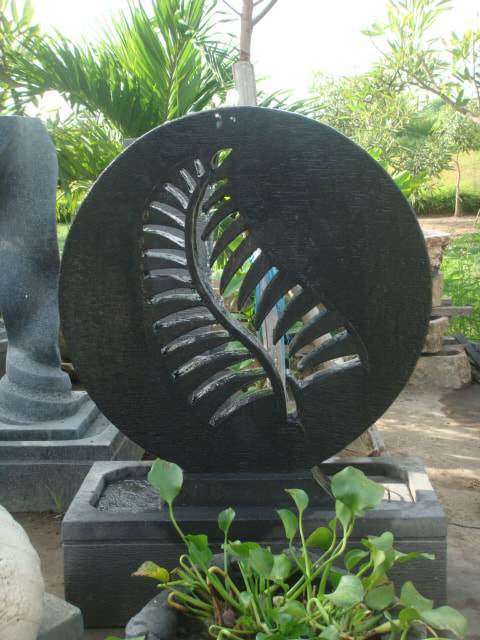 fontaine pierre noire ronde avec palme creusé bali sourcing indonesia