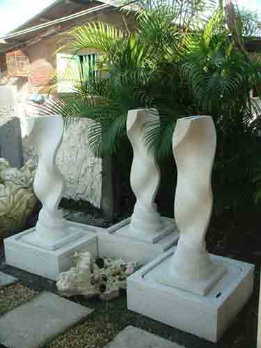Fontaine bloc design en pierre blanche indonésienne pour vente à l'export par agent sourcing à Bali Indonésie.