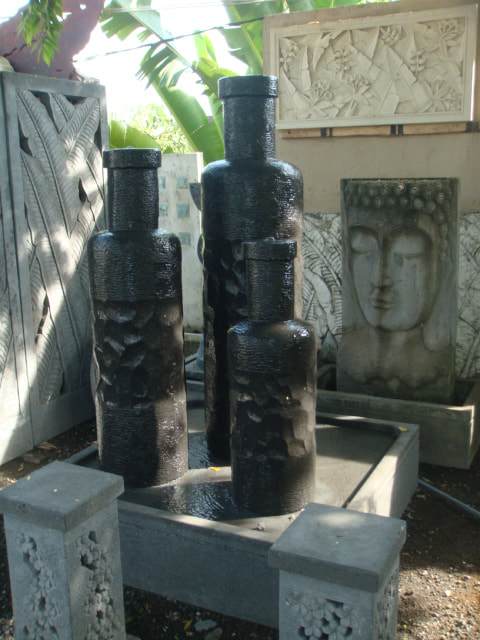 fontaine en pierre noire forme bouteille géante pour selamat.asia sourcing à Bali indonesia