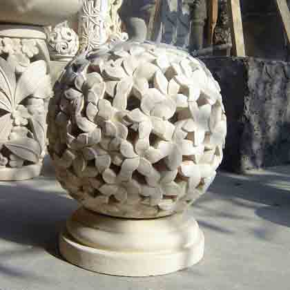 Lampe sphère en pierre sculptée pour vente à l'export par agent sourcing à Bali Indonésie.