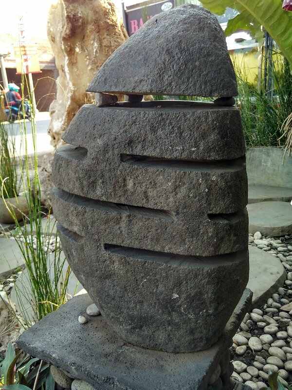 Lampe en pierre noire indonesienne taillee pour selamat.asia sourcing à Bali