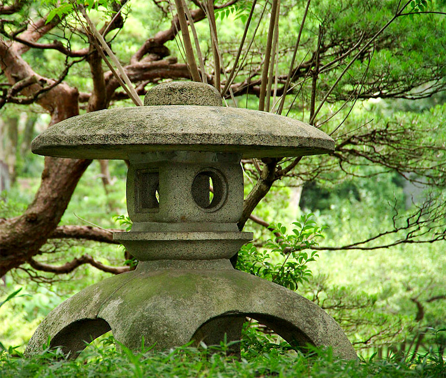 lampe en pierre d'indonesie posée dans les bois pour selamat.asia sourcing à bali