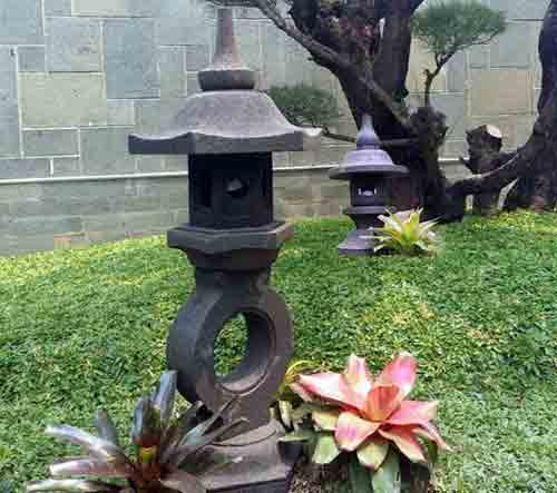 Lampes pour jardin en pierre noire indonésienne pour vente à l'export par agent sourcing à Bali Indonésie.