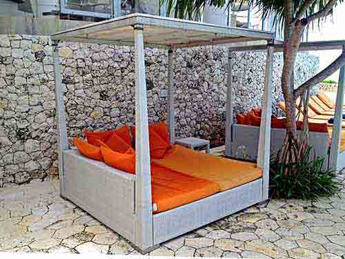 Canapés lits d'extérieur en rotin synthétique pour vente à l'export de Bali par agent sourcing Indonésie.