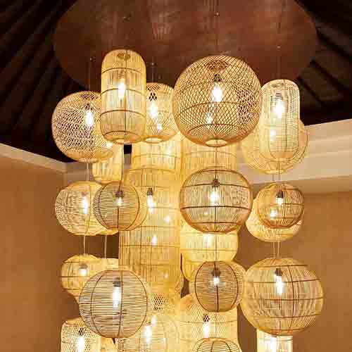 Lampes suspendues en rotin naturel en vente à l'export pour grossistes par agent sourcing à Bali en Indonésie. 