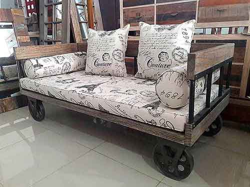 Chariot à roulette recyclé en canapé industriel pour vente par agent sourcing à l'export d'Indonésie à Bali.