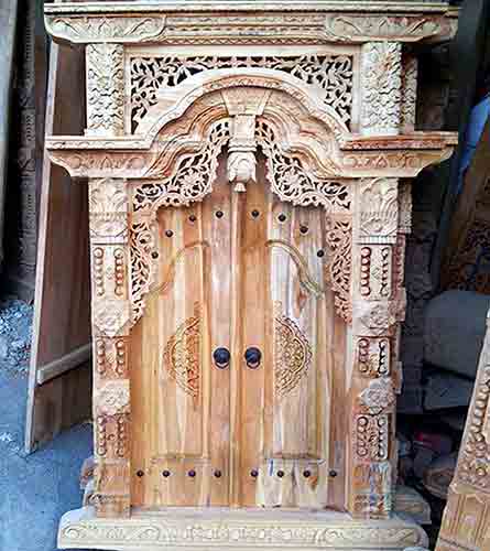 Porte Balinaise traditionnel en bois en vente par agent export à Bali en sourcing Indonésie.