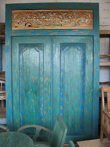 Porte Balinaise en bois peint en vente par agent export à Bali en sourcing Indonésie.