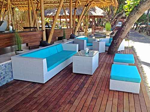 Canapés et tables basses en rotin synthétique pour vente à l'export de Bali par agent sourcing Indonésie.