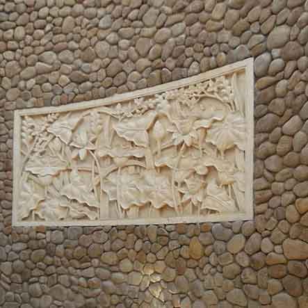 Bas relief encastré dans mur de pierre pour vente par agent export à Bali sourcing indonésie.