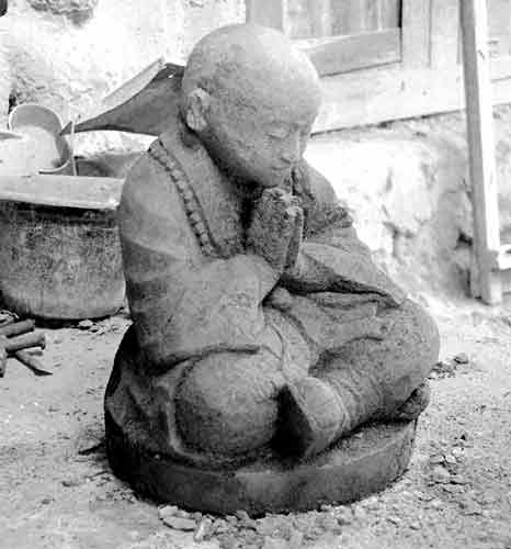 Statue de moine Bouddha en prière en tailleur pour vente par agent export à Bali sourcing indonésie.