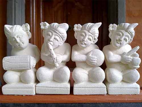 Quatre petite statues blanches de musiciens indonésiens pour vente par agent export à Bali sourcing indonésie.