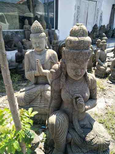 Divers statues en pierres, moines, Bouddha, déesses sculptée pour vente par agent export à Bali sourcing indonésie.