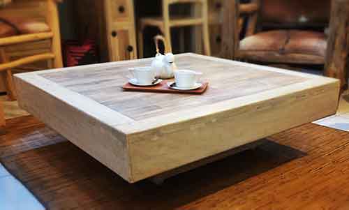 Vente et sourcing table basse bois exotique par agent export en indonésie à Bali.