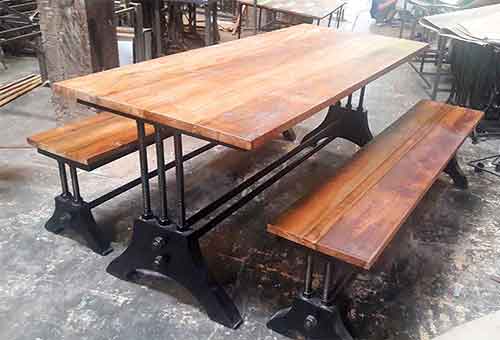 Grande table industriel avec deux bancs pour vente à l'export d'Indonésie à Bali.