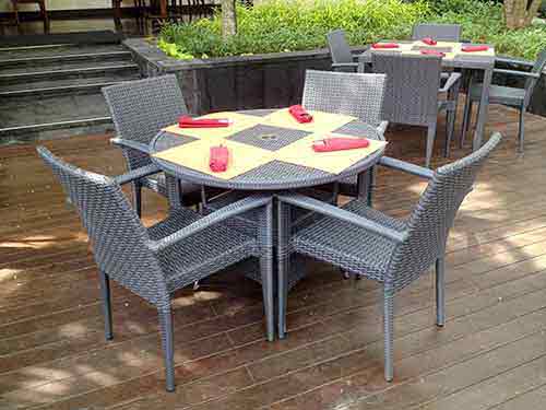Table à manger extérieur et ses chaises en rotin synthétique pour vente à l'export de Bali par agent sourcing Indonésie.