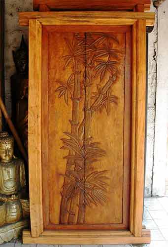 Porte en bois indonésien sculptée de bambou en vente par agent export à Bali en sourcing Indonésie.