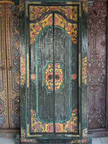 Porte Balinaise en bois sculpté et peint en vente par agent export à Bali en sourcing Indonésie.